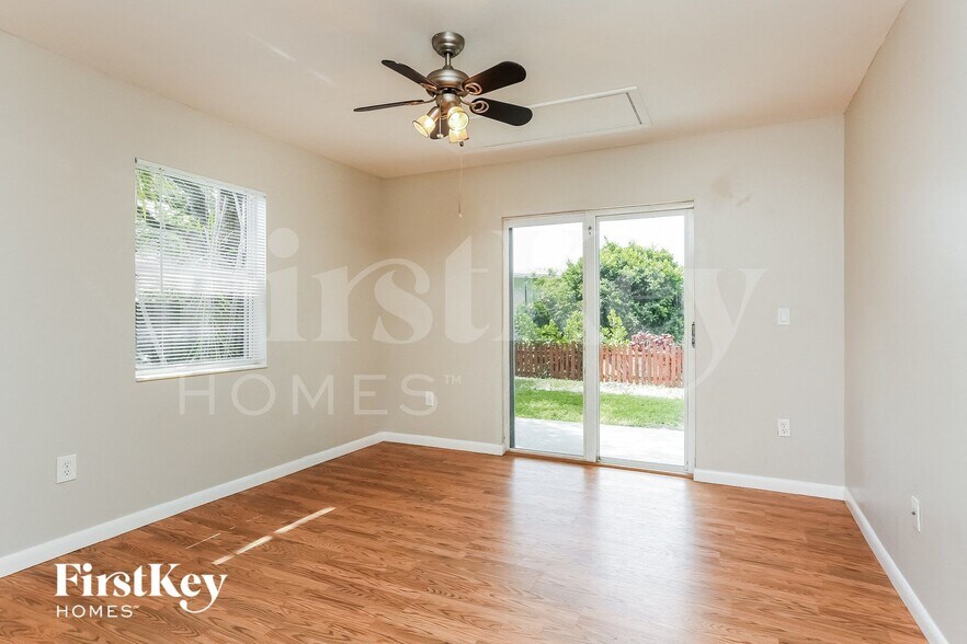 Building Photo - 4310 SW 24th St