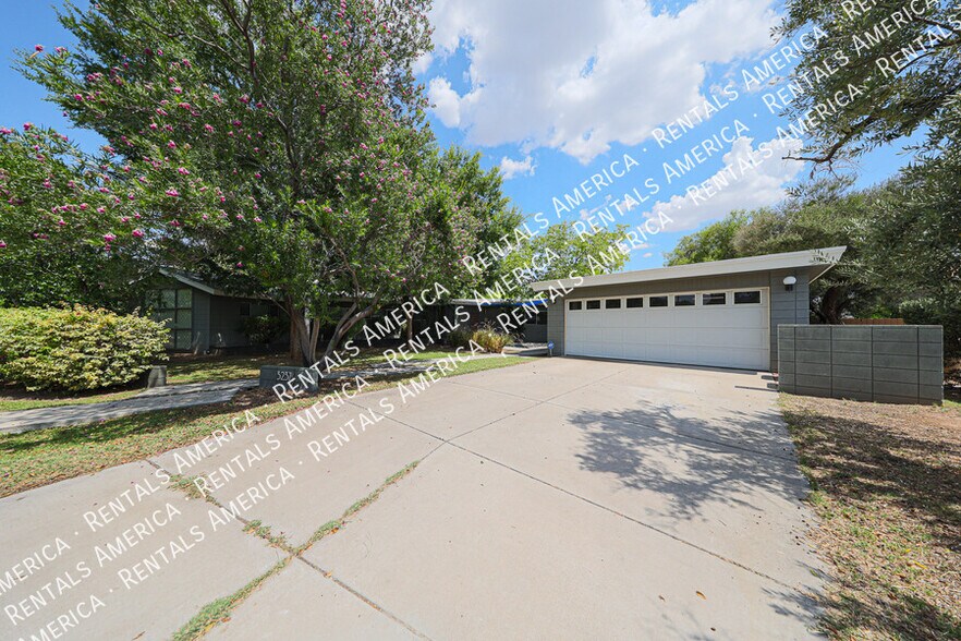 Building Photo - 3237 E Meadowbrook Ave