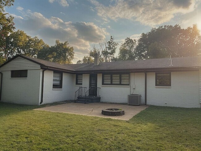 Building Photo - 456 Sharon Dr