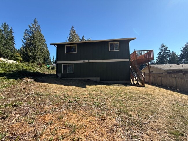 Building Photo - Spacious 4-Bedroom Home with Garage on Qui...