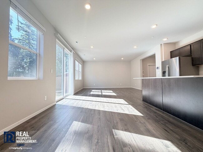 Building Photo - Stunning 4-Bedroom Home with Mount Rainier Views in Rainier Ridge!