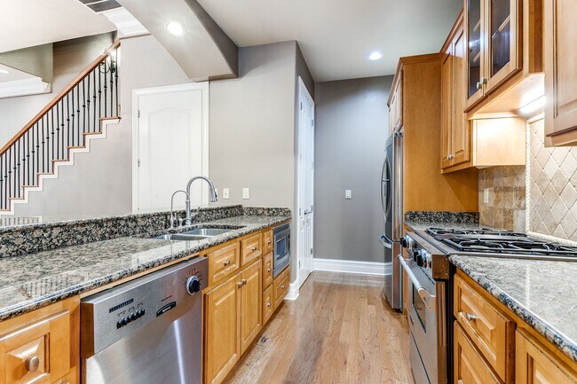 Building Photo - LUXURY 3-BEDROOM TOWNHOME IN ALAMO HEIGHTS