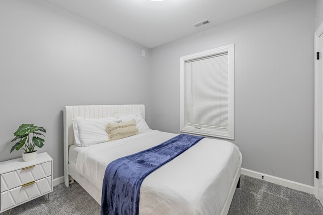 Building Photo - 4634 S Langley Ave