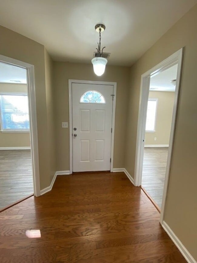 Building Photo - Charming 3 bedroom 2 bath home in Windsor park