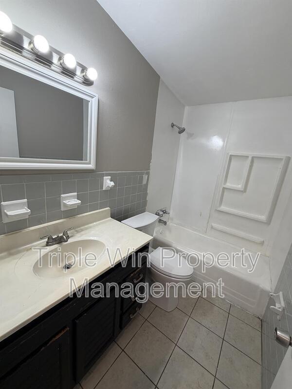 Building Photo - 865 Robinwood Dr