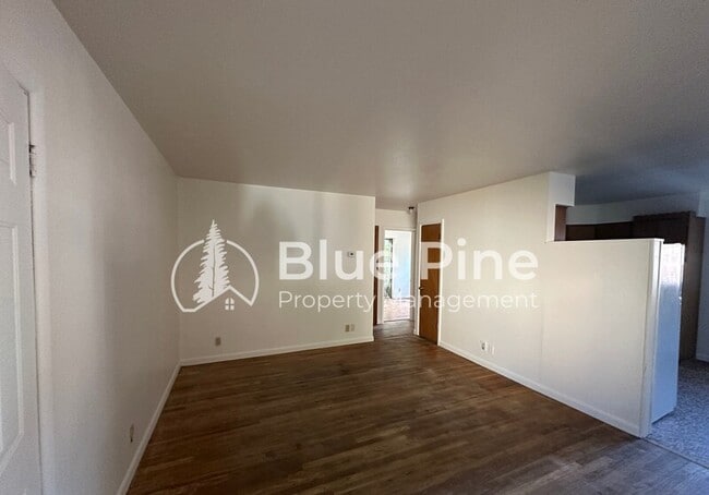 Building Photo - 360 S Ridge Ave