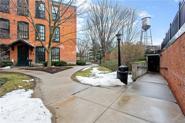 Building Photo - 429 N Franklin St