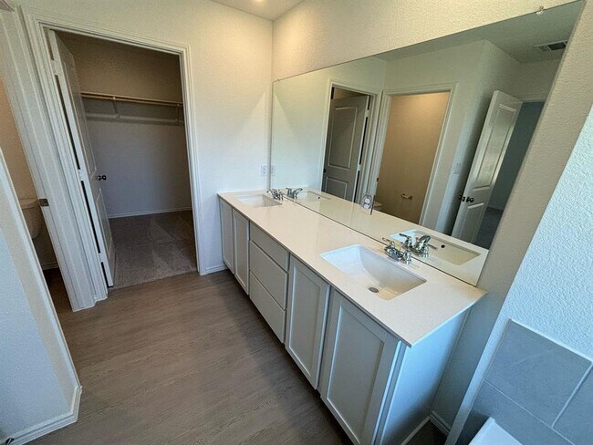 Building Photo - 275 Keefer