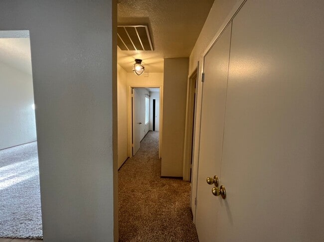 Building Photo - Single story condo located in Cedarbrook's Gated Community!