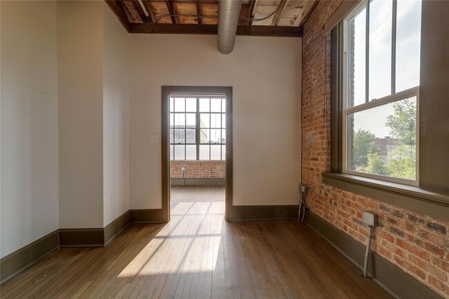 Building Photo - 709 W Magnolia Ave