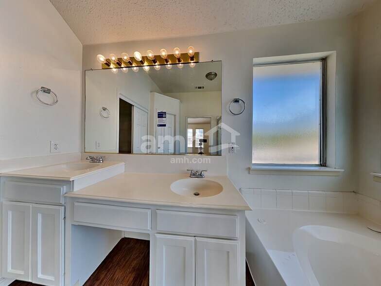 Building Photo - 601 Ridgemont Dr