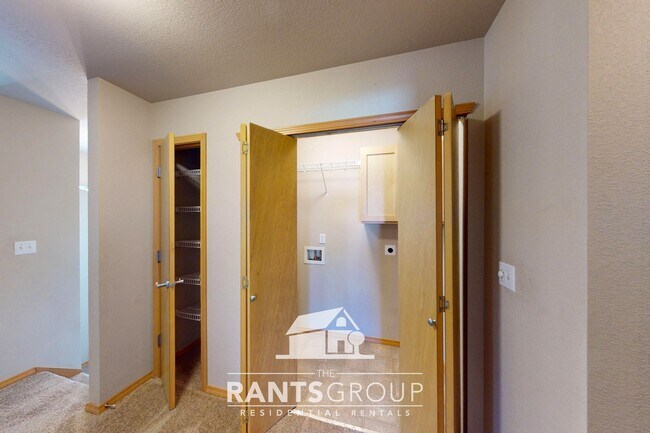Building Photo - Fantastic Neighborhood! Easy Commute to JB...