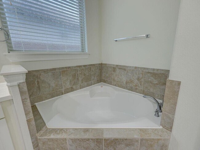 Building Photo - 4312 Privacy Hedge St