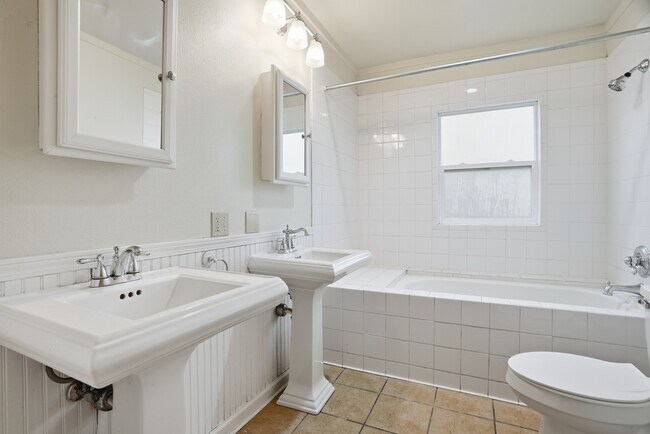 Building Photo - 508 E 19th Ave