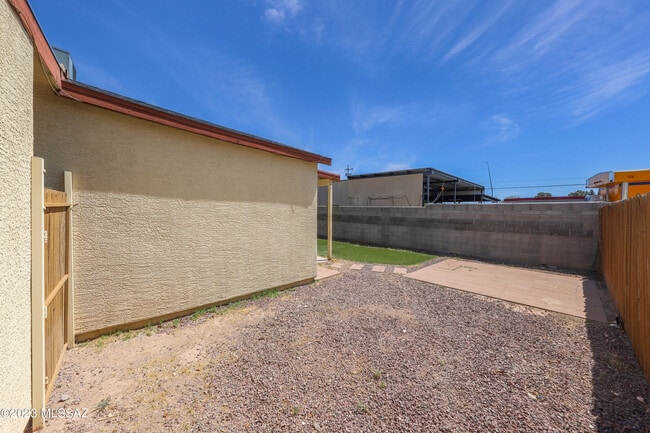 Building Photo - 968 E Vuelta Suave