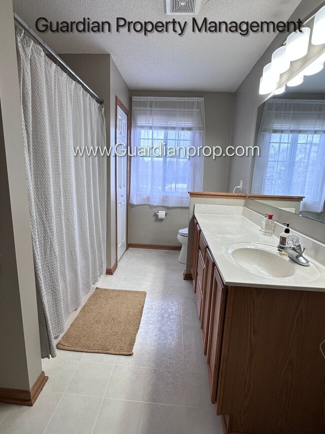 Building Photo - Shakopee Town Home, 2 Car Garage, 1.5 Baths, Patio, Dishwasher, W/D