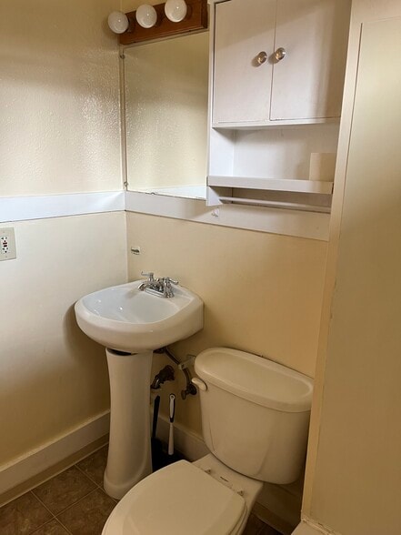 bathroom - 441 16th St SE