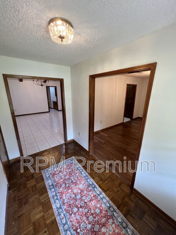 Building Photo - 13936 Cayuga Dr