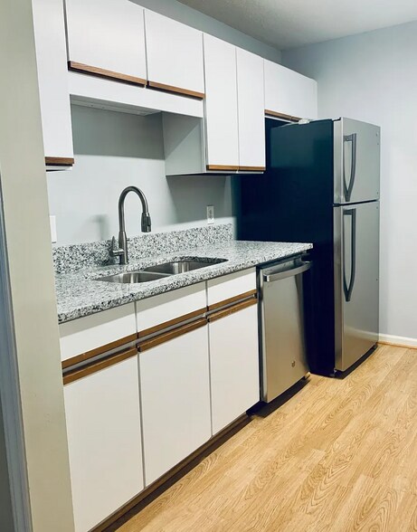 Kitchen - 648 Balfour Rd