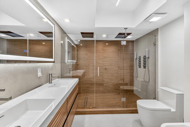 Building Photo - 16445 Collins Ave