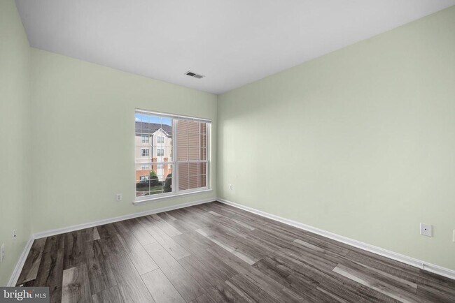 Building Photo - 4860 Eisenhower Ave