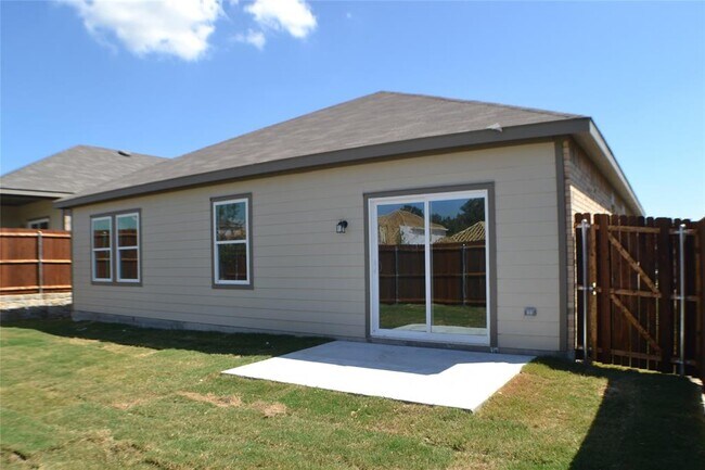 Building Photo - 824 Cedar Elm Dr