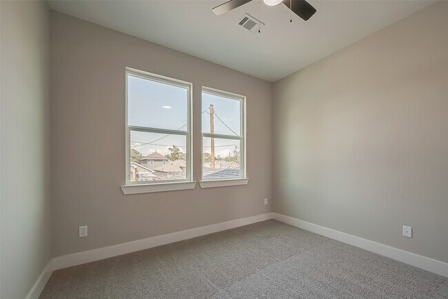 Building Photo - 8128 Chateau St
