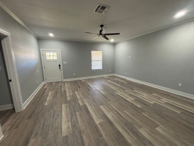 Building Photo - 5 bedrooms!! Remodeled top to bottom!