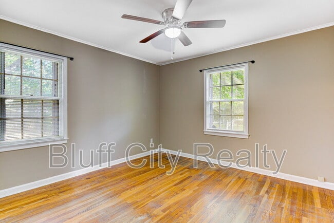 Building Photo - 1071 Robin Hood Ln