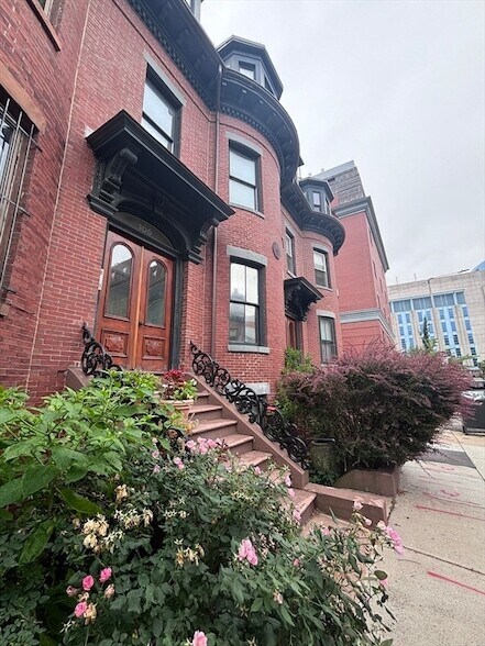 Building Photo - 106 E Brookline St
