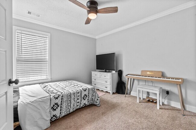 Building Photo - "Charming 3-Bedroom Home with 2 Full Baths...