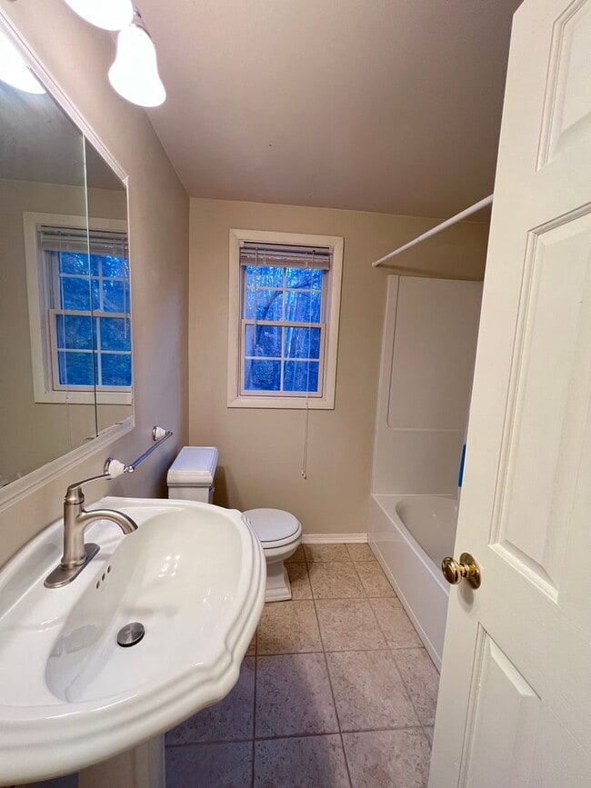 Building Photo - 4 bedroom home in Lowell Schools!