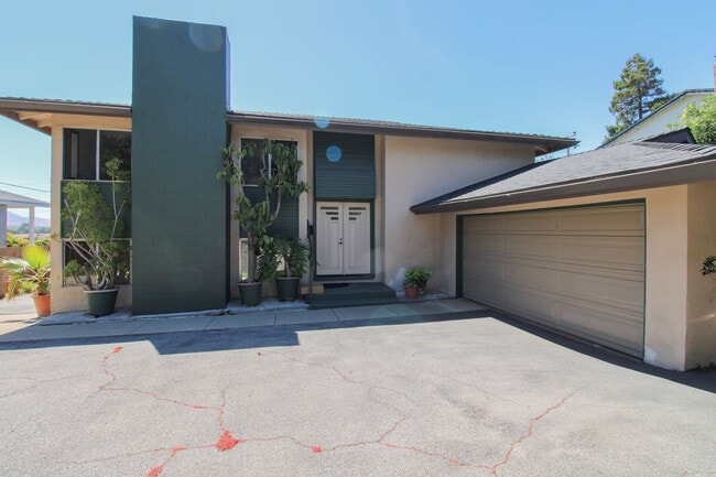 Building Photo - 298 Country Club Dr