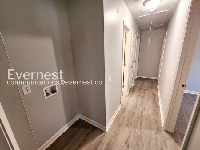 Building Photo - 908 Hickory Dr