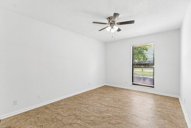 Building Photo - 14616 Autumn Ave