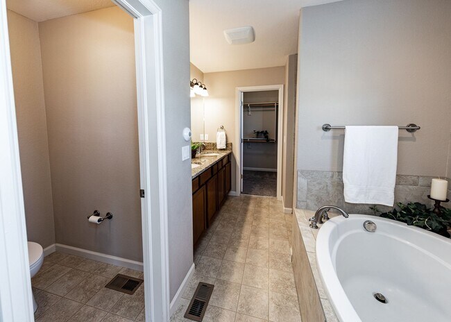Building Photo - Westside home in Desirable Gold Hill Mesa ...