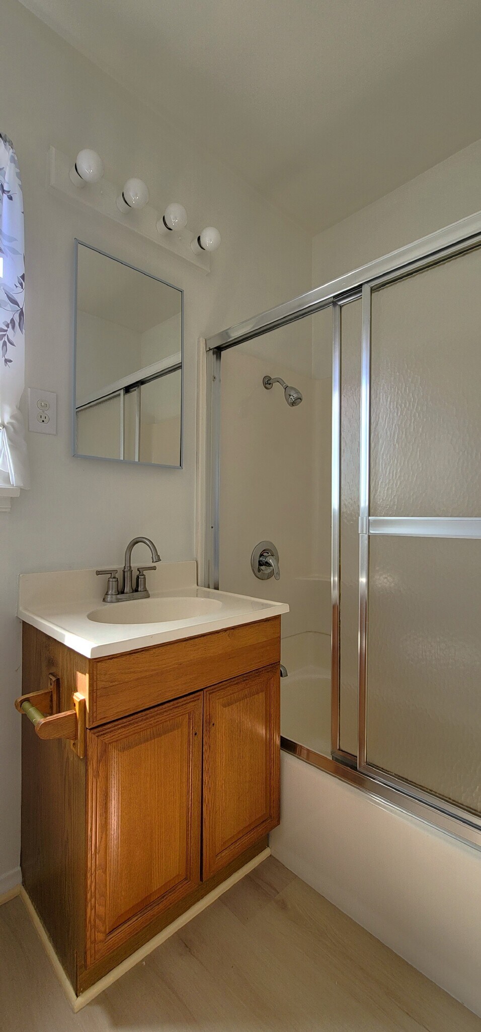 410 #4 Bath 1 B - 410 E 99th St