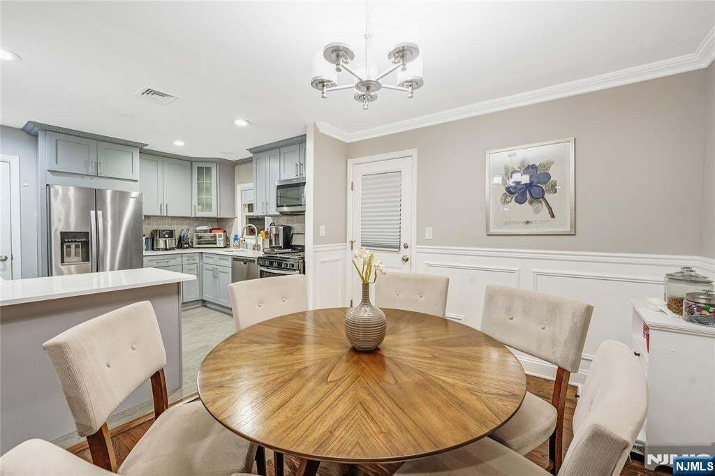 Building Photo - 194 Delmar Ave