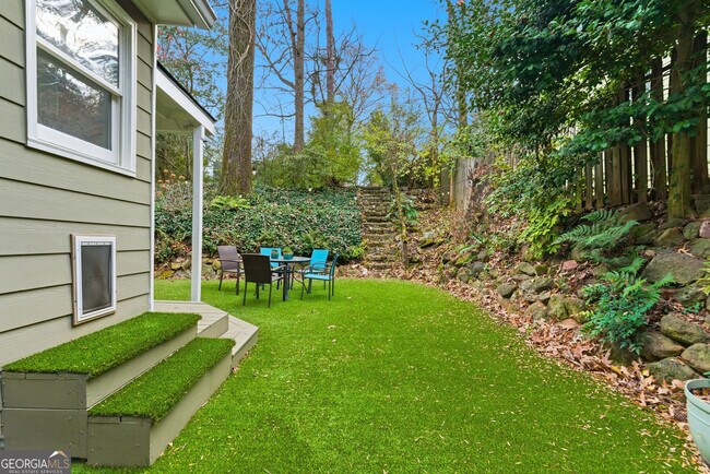 Building Photo - 302 Hascall Rd NW