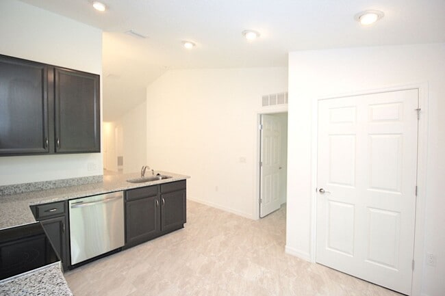 Building Photo - Spacious 4 Bed 2 Bath 2 Car Townhome Built in 2022 in Palm Coast!