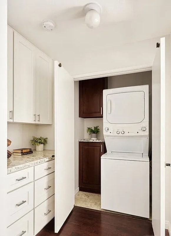 Building Photo - 221 S Oak Knoll Ave