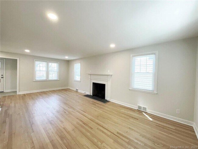 Building Photo - 458 Midland St