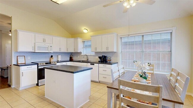 Building Photo - 810 Camellia Ct