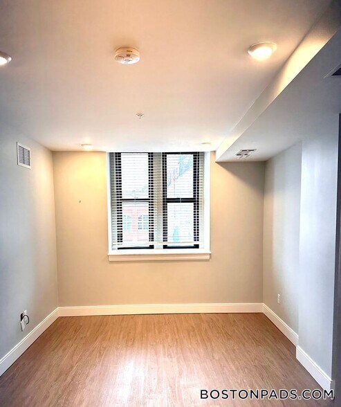 Building Photo - 517 Main St