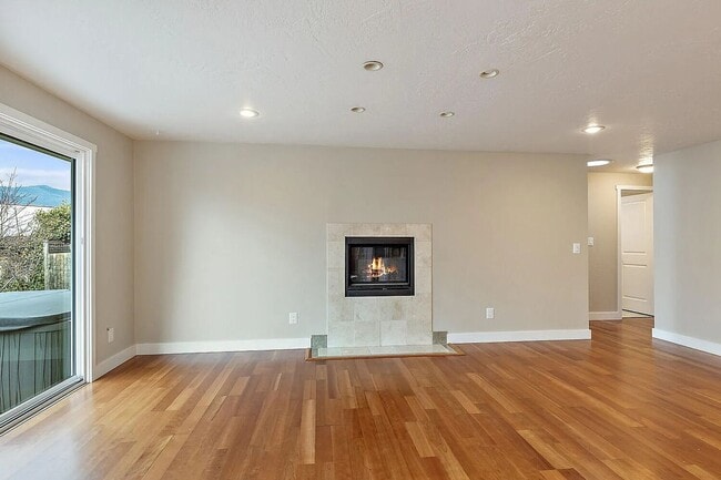 Building Photo - Beautiful home on large, landscaped flag lot - Available Now