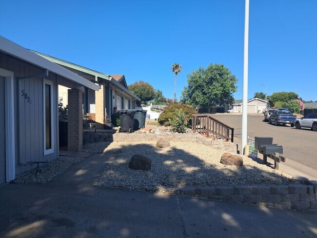 Building Photo - Roseville 2 Bedroom Duplex, New Carpet, Central Heat and Air, Large Fenced Yard