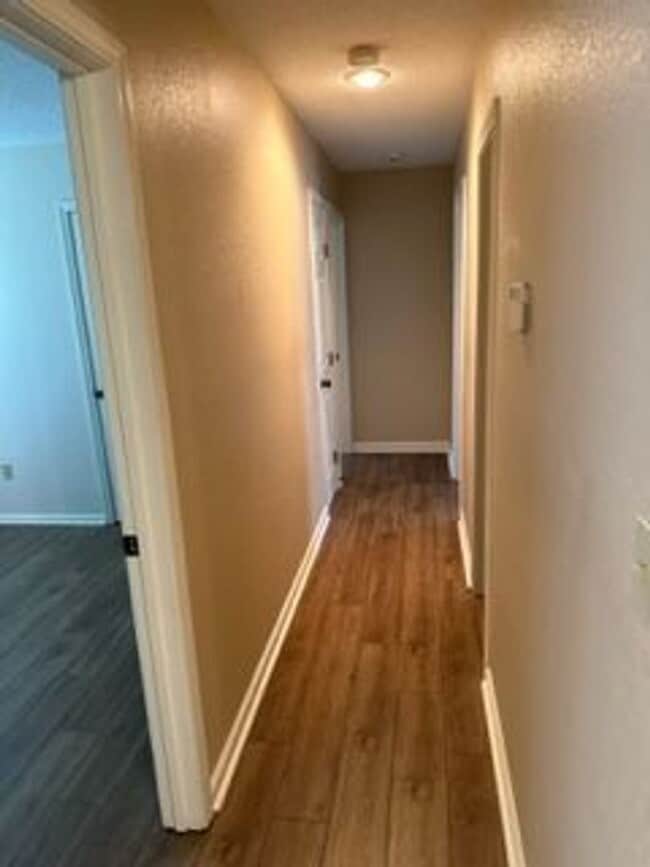 Building Photo - 3 Bed/1.5 Bath Home in Lees Summit!