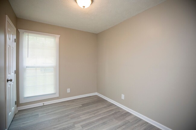 Building Photo - ** 3 bed 1 bath located in Montgomery East...