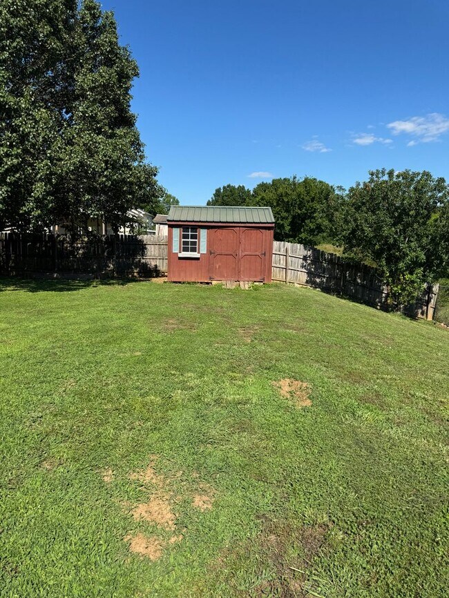 Building Photo - Large 3 bed 2.5 bath home in Murfreesboro with large fenced in yard backed up to green space