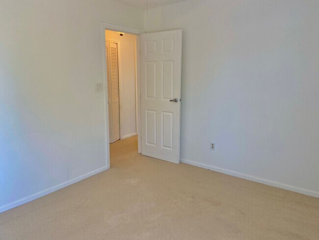 Building Photo - 3015 Crested Cir